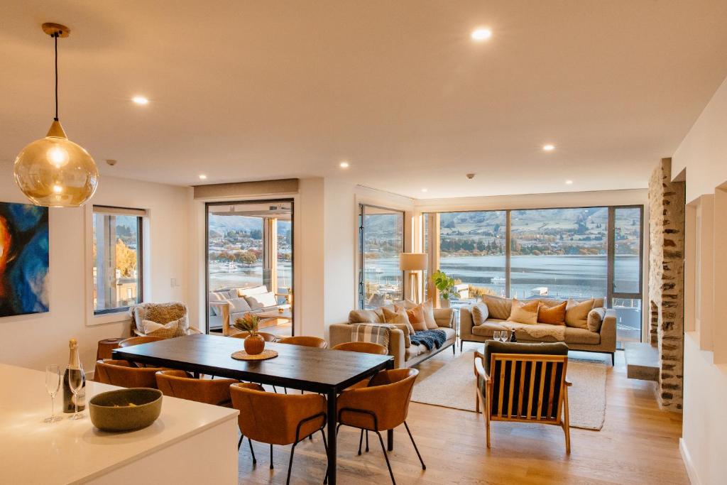 Apartment 26 - Lakefront Location - Swimming Pool - Spa - Gym photo 2