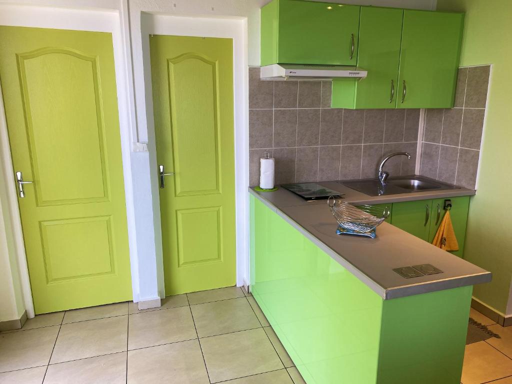 Appartement de 2 chambres avec vue sur la mer terrasse amenagee et wifi a Bouillante a 4 km de la plage