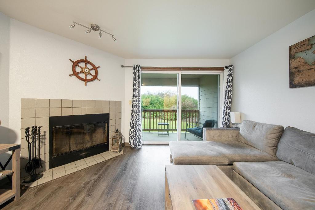 Aurora at Nautilus - Pet Friendly Oceanfront Condo photo 4