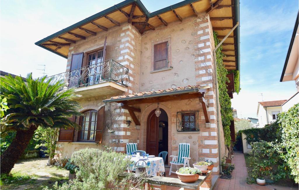Amazing Home In Viareggio With Wifi And 3 Bedrooms