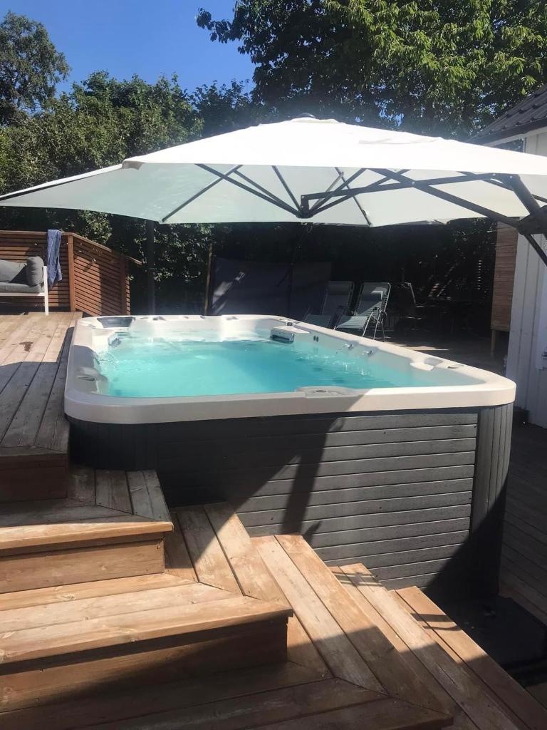 Cosy compact living with gym access. photo 4