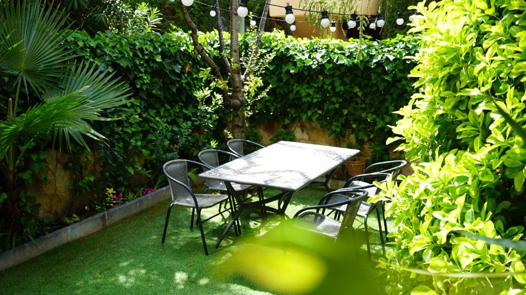 Beach House Private Garden near Barcelona