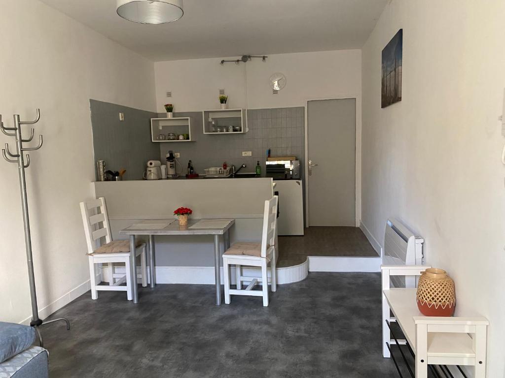 Studio indépendant dans maison de ville, au calme photo 1