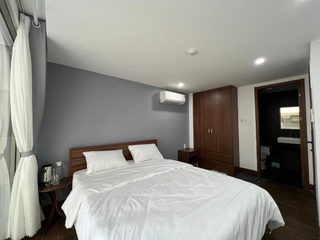THE LIGHT APARTMENT
