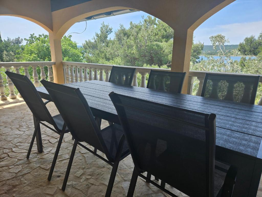 Villa Punta Blava, very quiet, amazing mix of mountain and sea air, ideal for health recovery, beach front, floor heating, internet