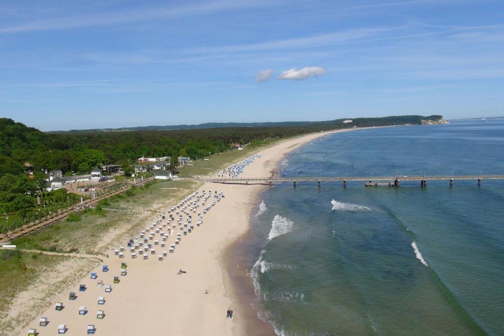 strandnahes Haus mit Meerblick, Balkon, gratis Nutzung vom AHOI Erlebnisbad und Sauna in Sellin- Villa Playa photo 4