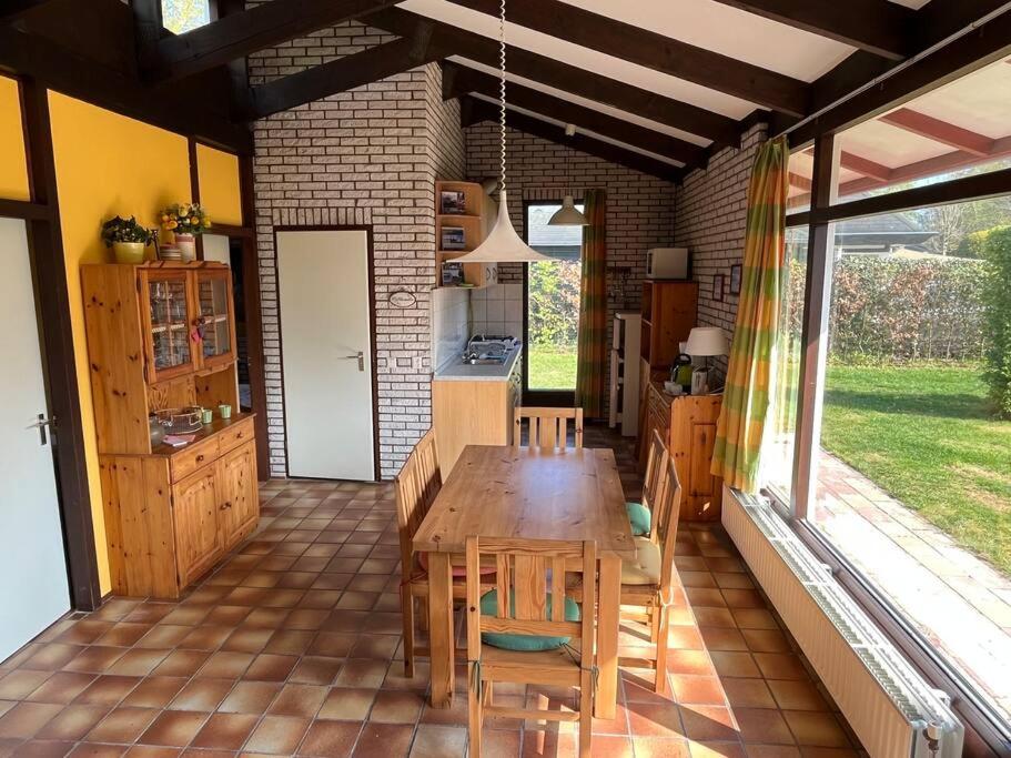 Knusse bungalow op groen park! photo 1