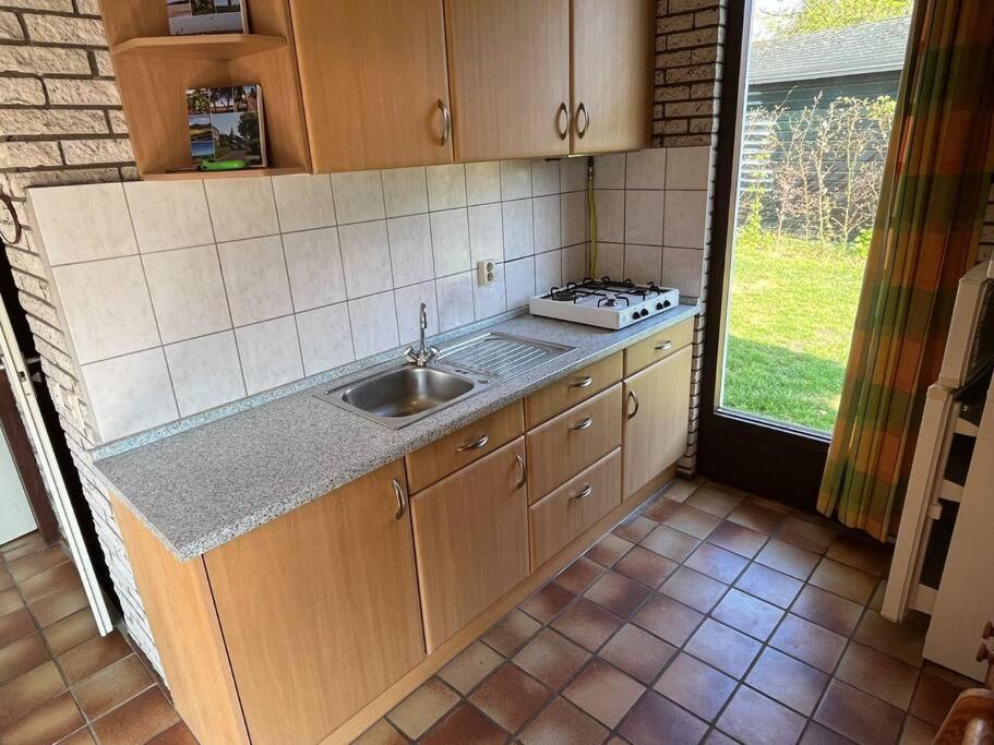 Knusse bungalow op groen park! photo 2