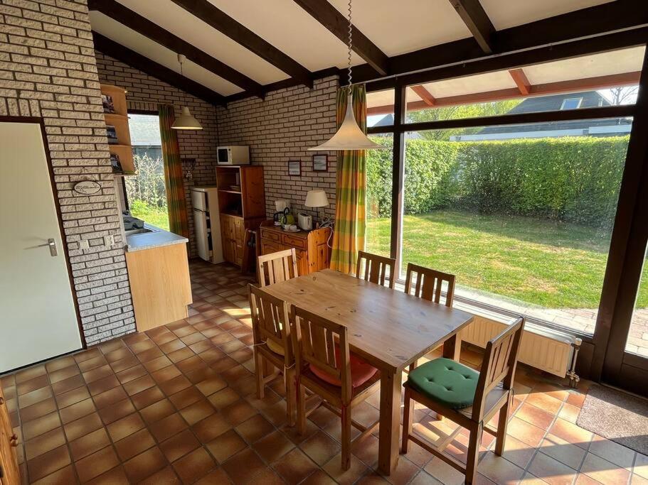 Knusse bungalow op groen park! photo 3