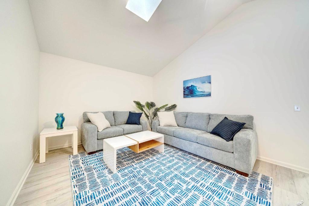 Spacious Home 3 minutes to beach sleeps 6 big backyard photo 1