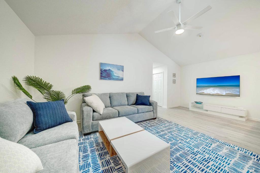 Spacious Home 3 minutes to beach sleeps 6 big backyard photo 2