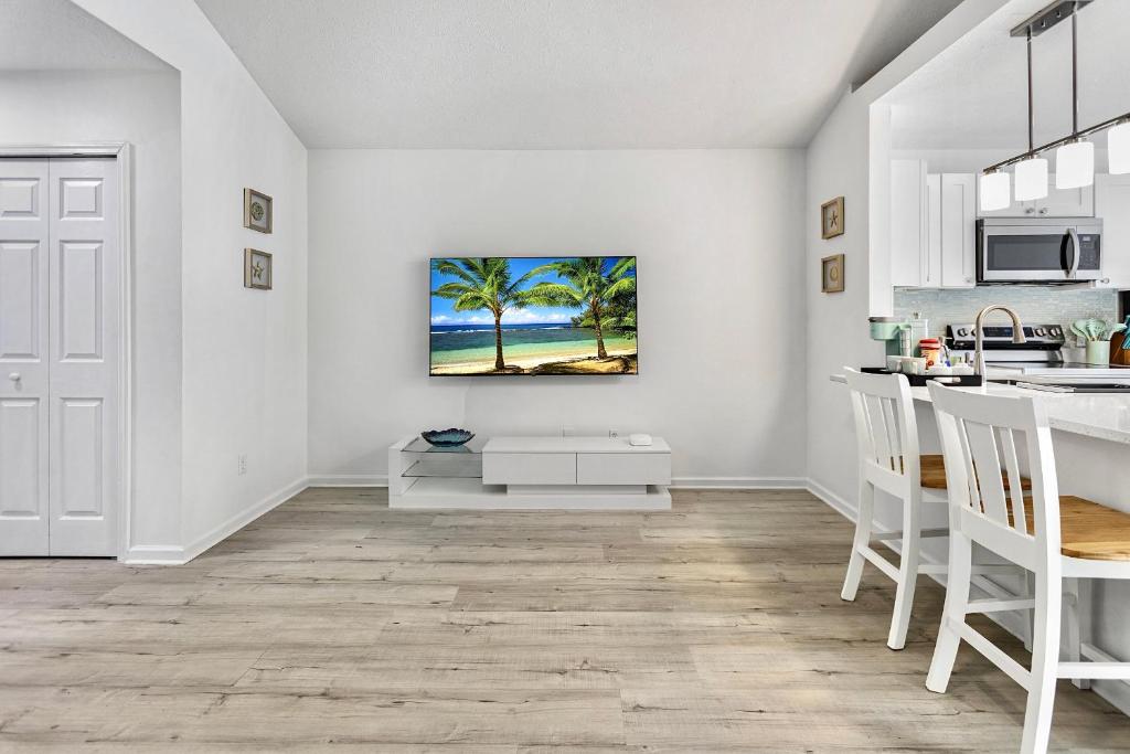 Spacious Home 3 minutes to beach sleeps 6 big backyard photo 3