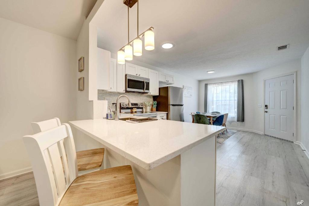 Spacious Home 3 minutes to beach sleeps 6 big backyard photo 4