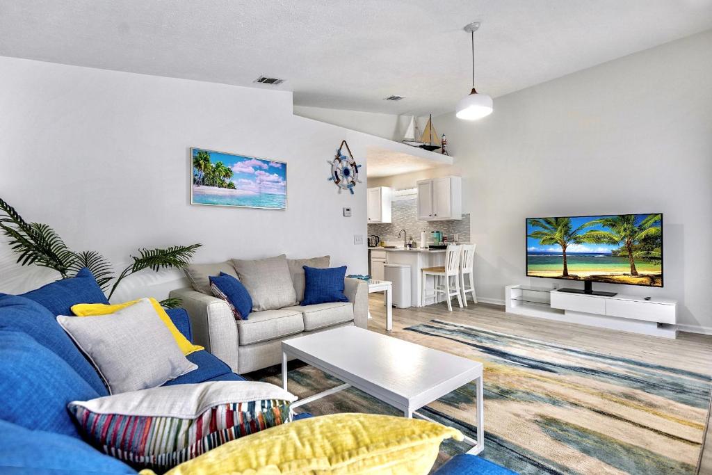 Spacious Home 3 mins to beach sleeps 4 Big Backyard