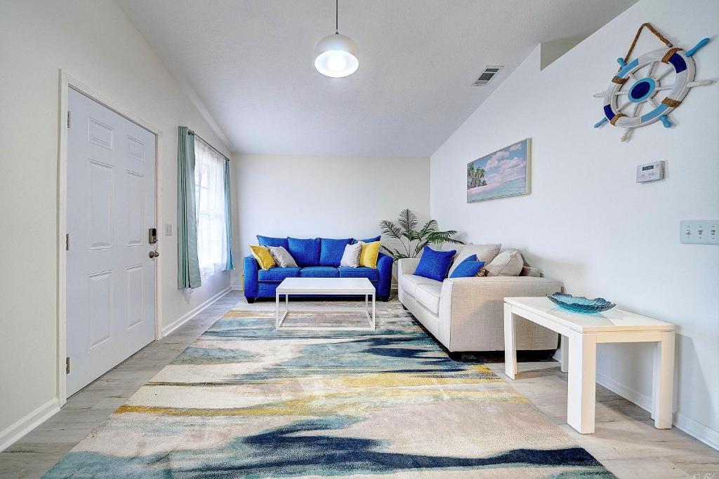Spacious Home 3 mins to beach sleeps 4 Big Backyard photo 1