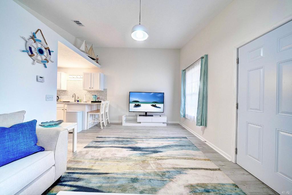 Spacious Home 3 mins to beach sleeps 4 Big Backyard photo 3