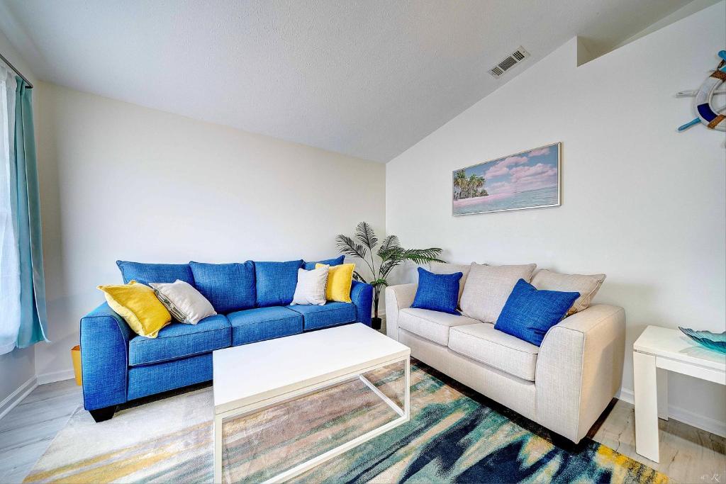 Spacious Home 3 mins to beach sleeps 4 Big Backyard photo 4