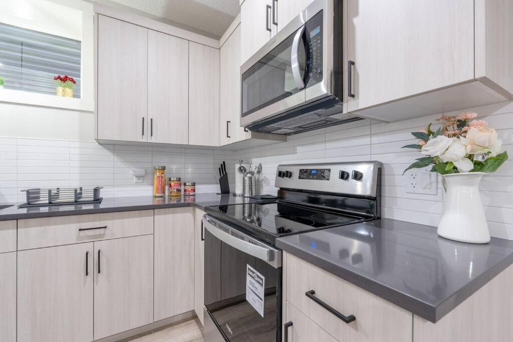 Your Perfect 2BR Stay in SE Calgary photo 3