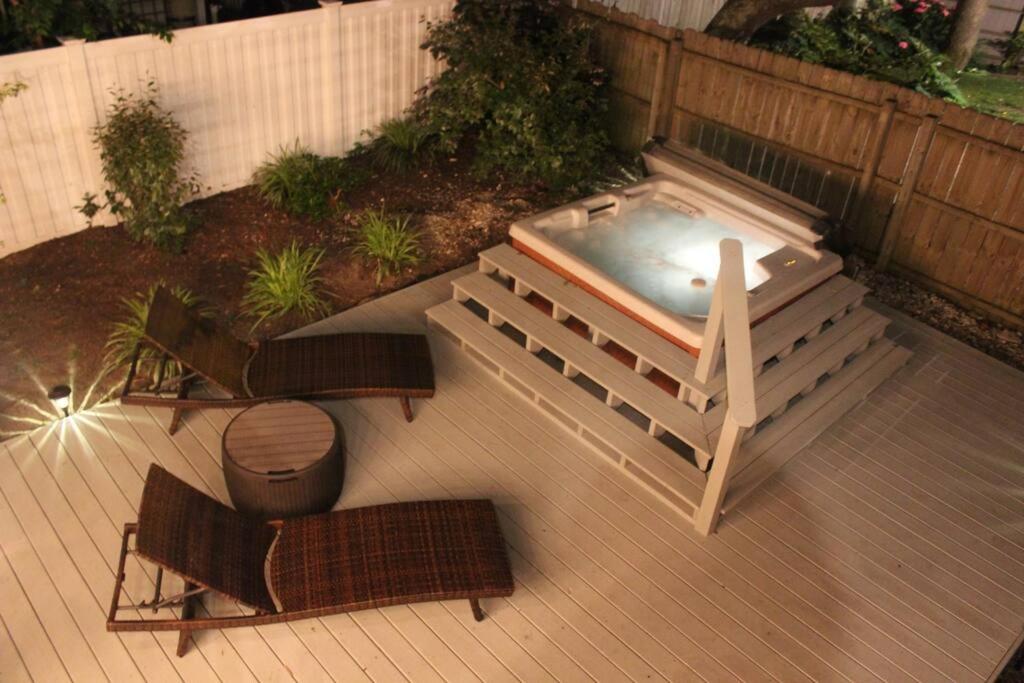 Croatan Beach House - Big Kitchen, Hot Tub, 2 Masters photo 2