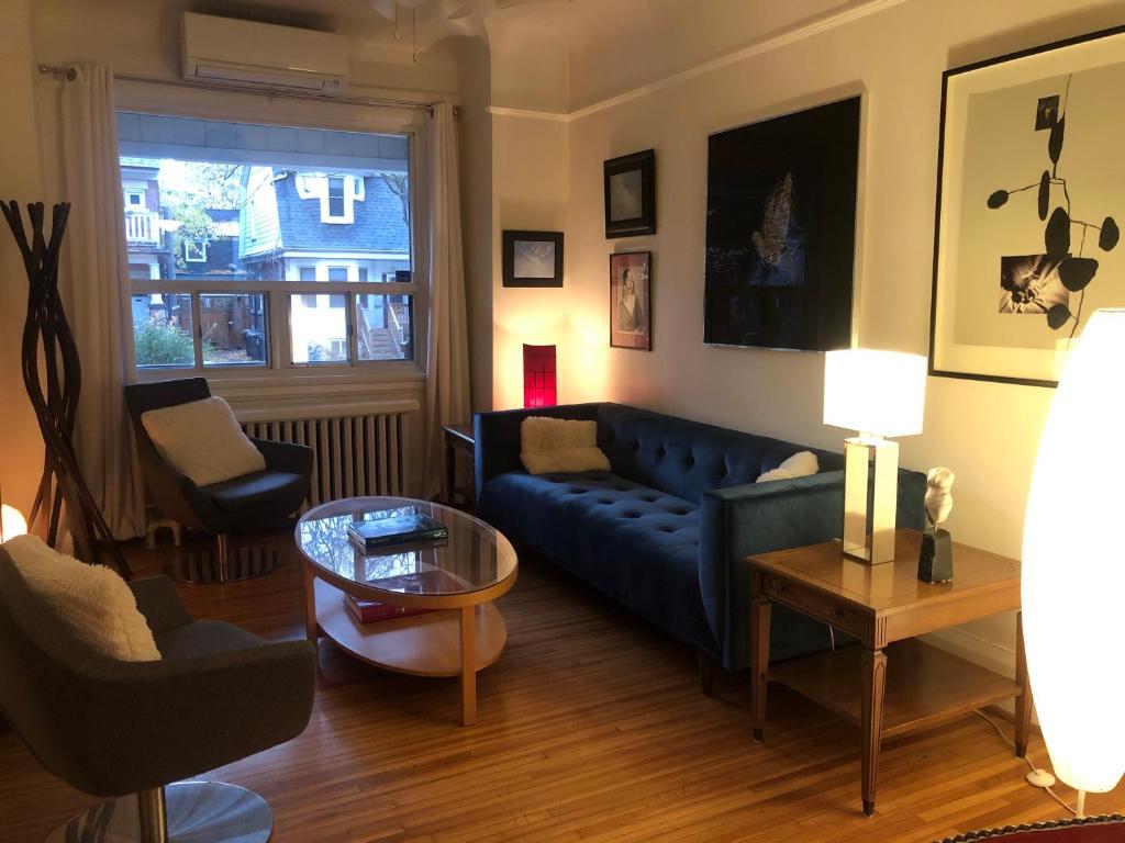 Beautiful house in central Toronto with backyard photo 4