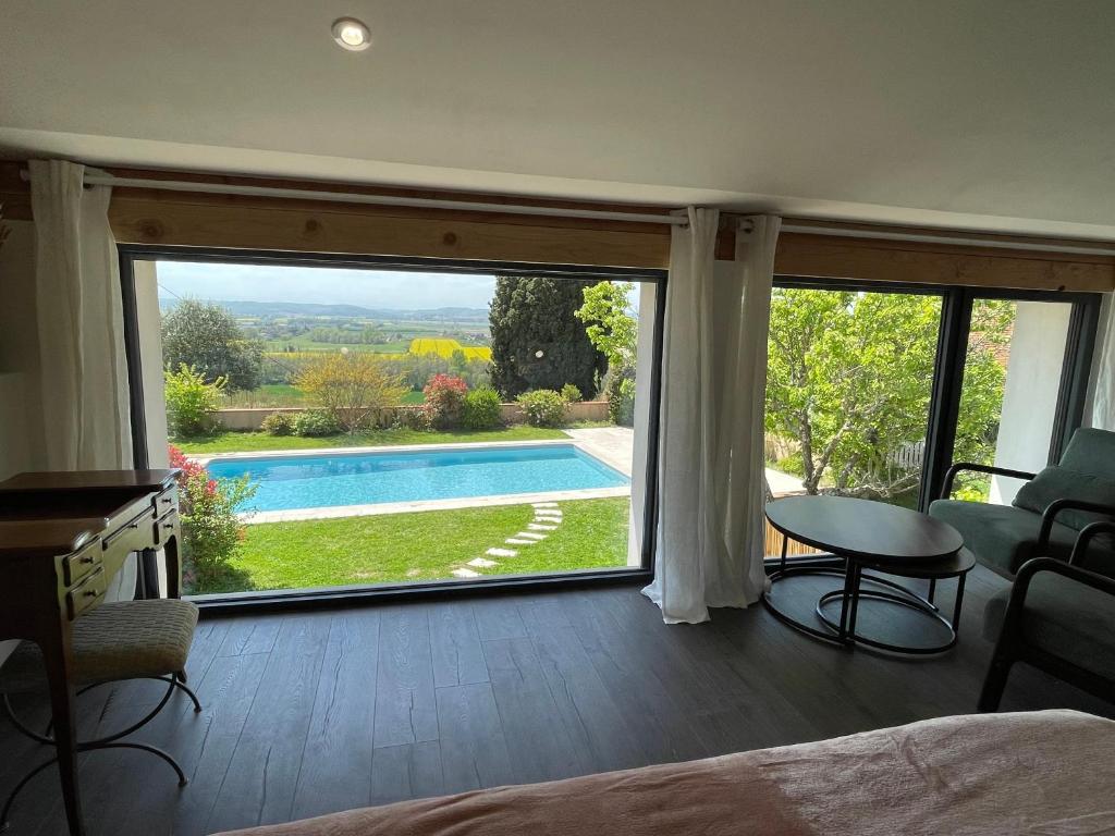 Suite intimiste insolite et luxueuse avec Spa Privatif- jacuzzi, vue de rêve photo 4