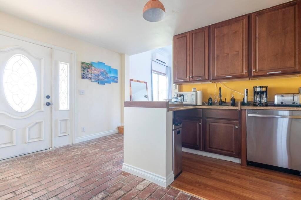 Malibu Coastal Romantic Getaway, Beach & Hike Nearby photo 1