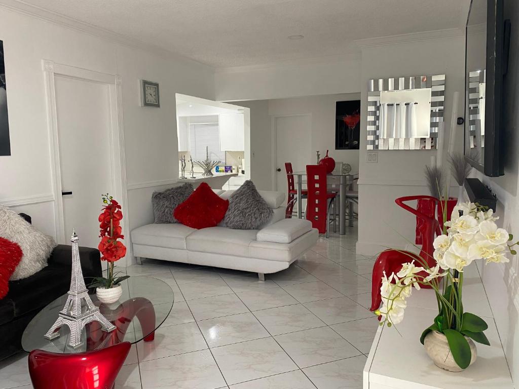 Beautiful House 7 min from Miami Airport w FREE parking image