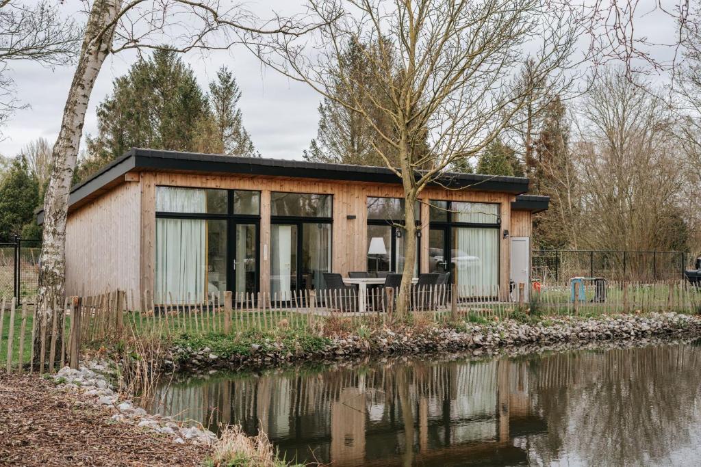 Trendy chalet aan visvijver photo 1