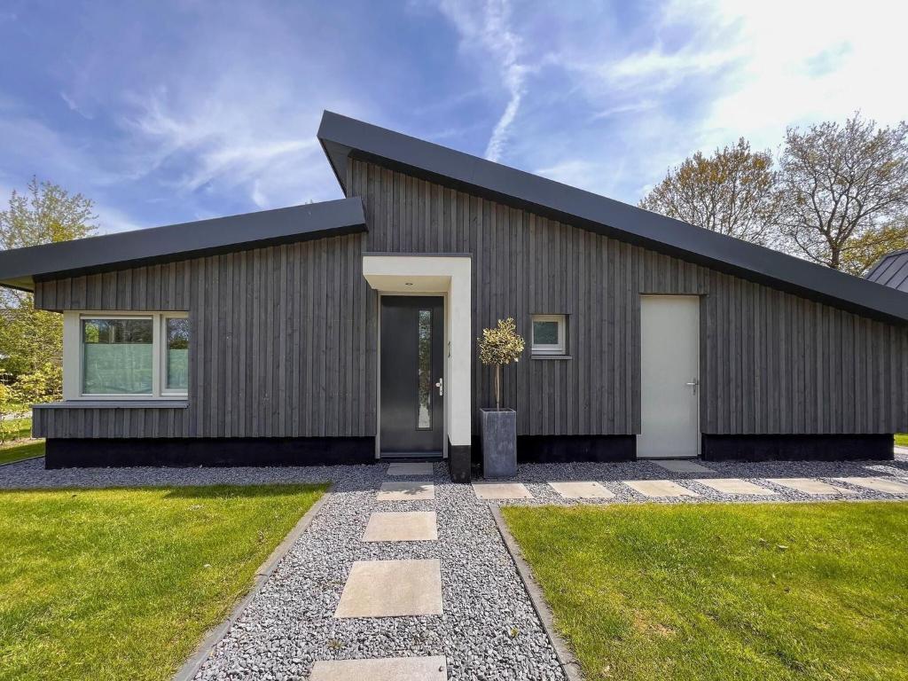 Energy-efficient holiday villa for up to 5p with garden in beautiful surroundings in Dirkshorn