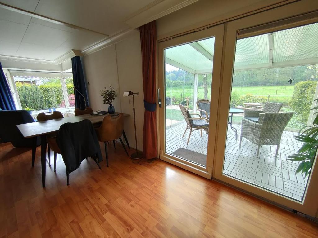 Inviting bungalow in Gelderland with garden photo 2