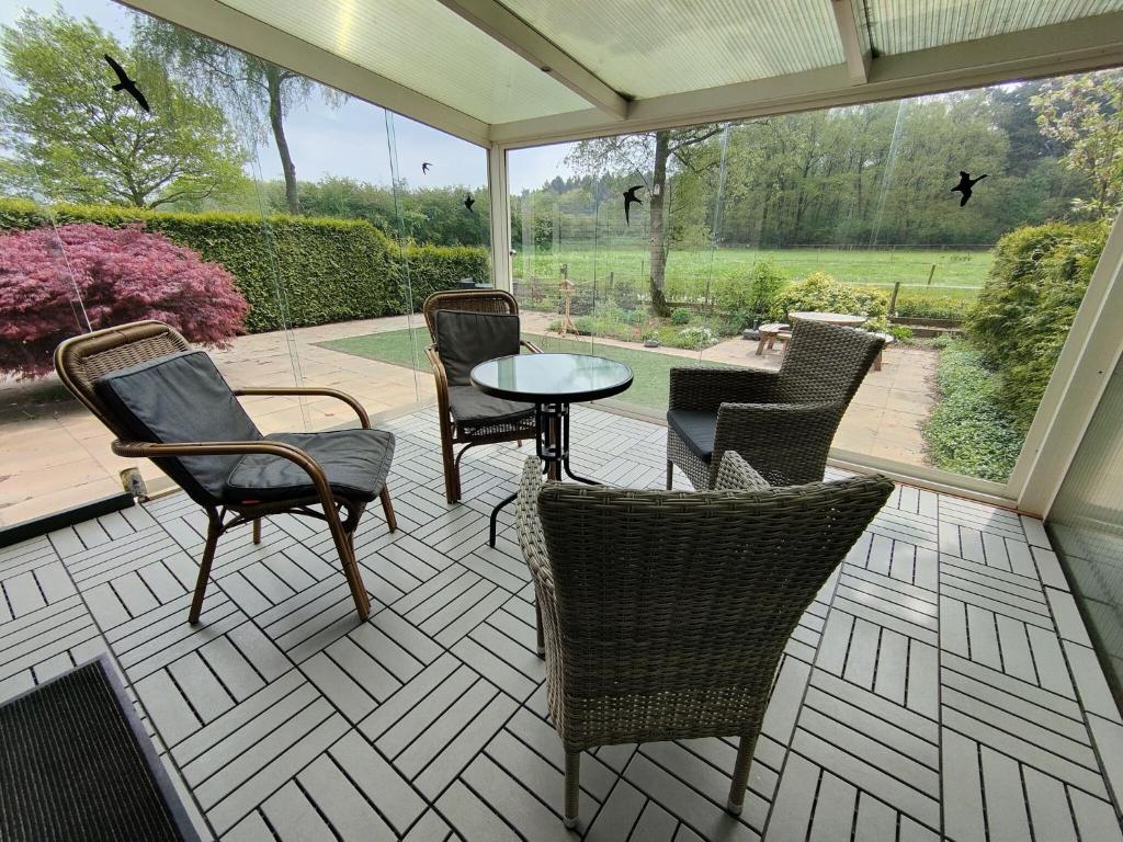 Inviting bungalow in Gelderland with garden photo 4