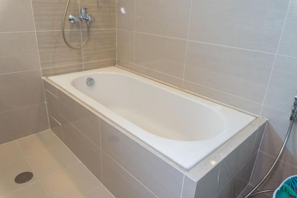 A2J Luxury Uptown 3BR Suite Near Uptown Mall photo 2