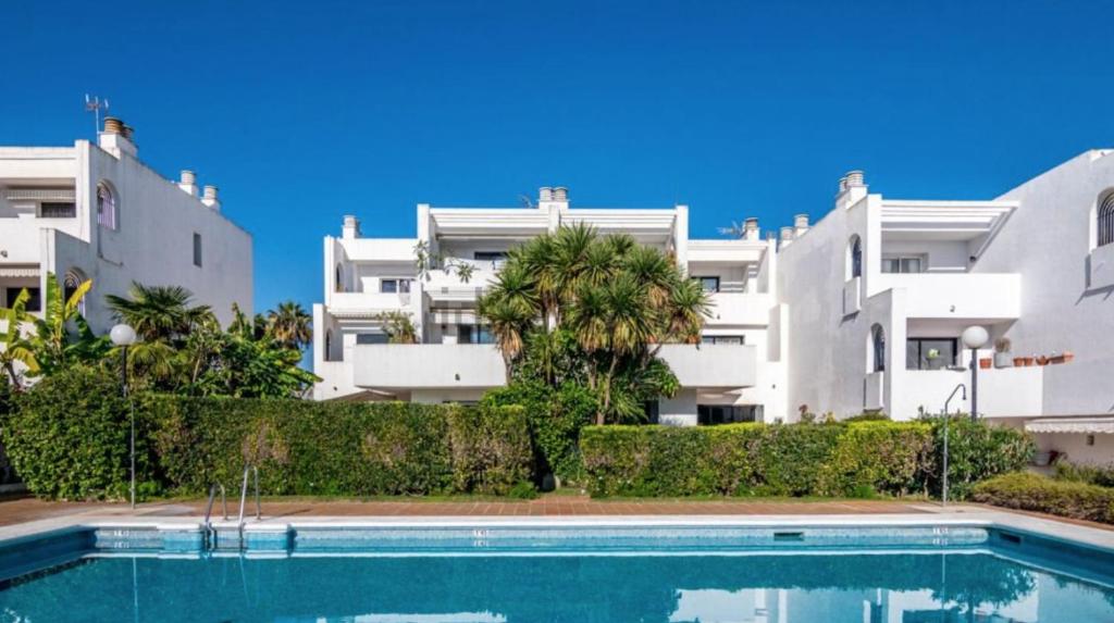 Sotogrande Duplex near Polo, 2 terraces, 2 pools, full south, 7' drive to beaches and Port, 4 people photo 2