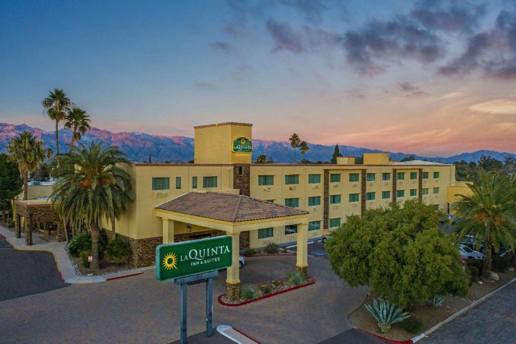 La Quinta Inn & Suites by Wyndham Tucson - Reid Park image