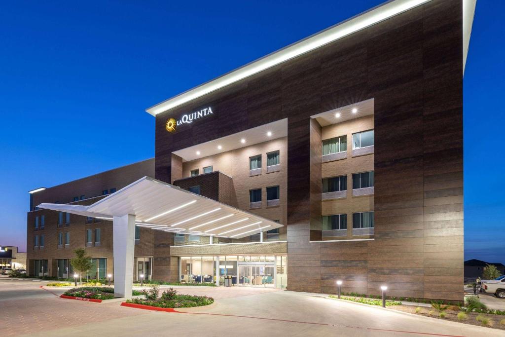 La Quinta Inn & Suites by Wyndham Round Rock near Kalahari photo 1