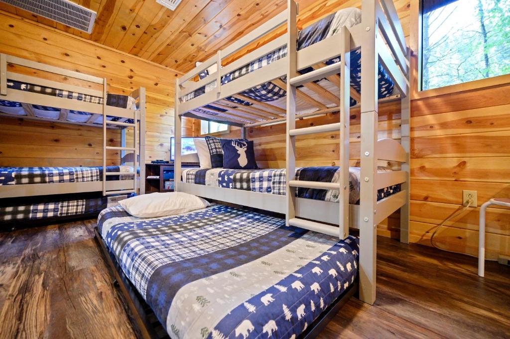 Hickory Bear - Cabin surrounded by pines, Sleeps 10, Hot Tub, Fire Pit, Arcade, Foosball Table & Deck Slide photo 4