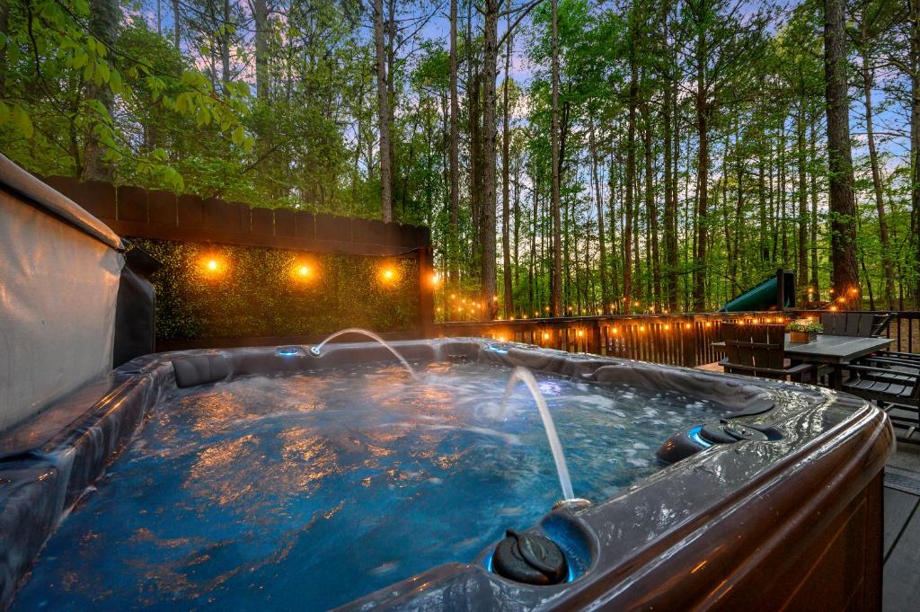 Hickory Bear - Cabin surrounded by pines, Sleeps 10, Hot Tub, Fire Pit, Arcade, Foosball Table & Deck Slide photo 3