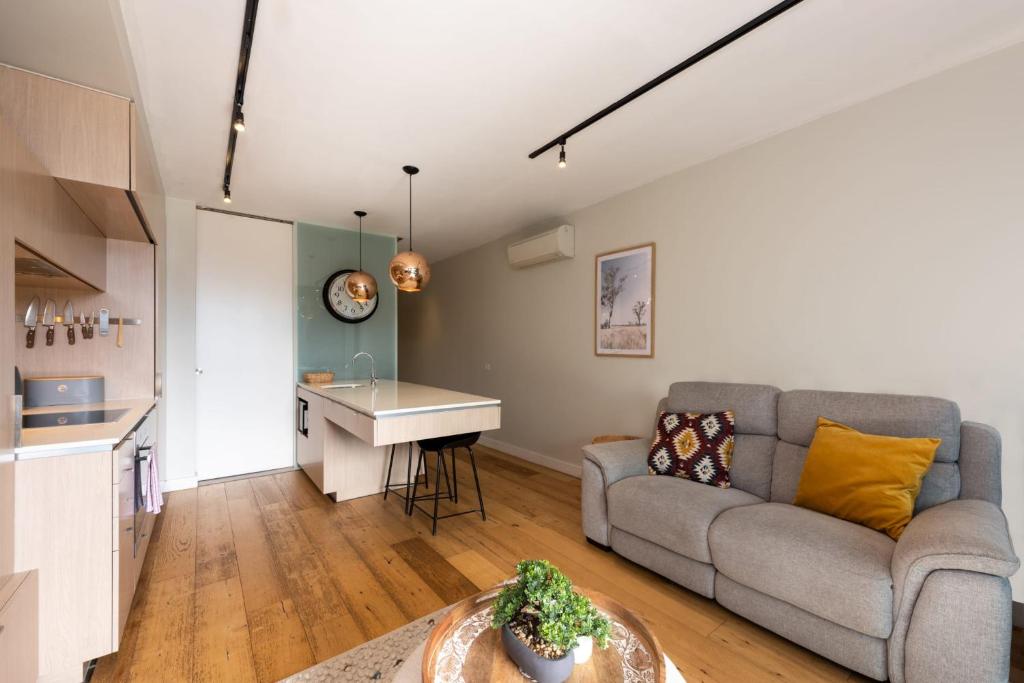 2-Bed in South Melbourne w Beautiful City Views photo 3