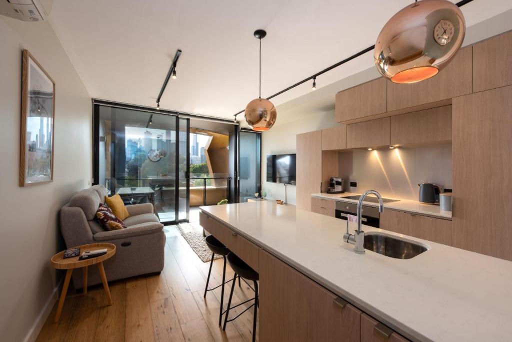 2-Bed in South Melbourne w Beautiful City Views photo 4