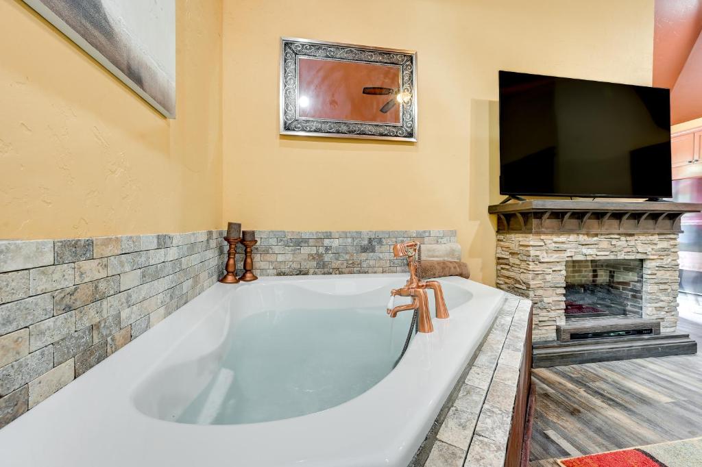 Blissful Broken Bow Vacation Rental with Fire Pit! photo 2