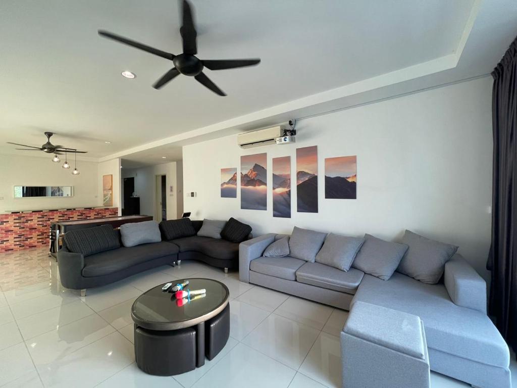 Lux 3BR max 25pax Projector 160inch Netflix Iskandar Puteri near Legoland photo 1