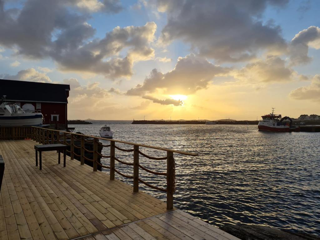 Rorbu ved sjøen photo 4