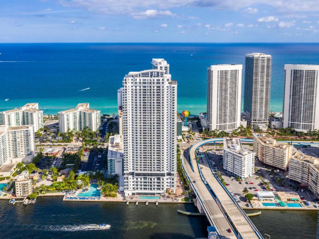 Hyde House 2409 - Luxury High Floor 2BR 2BA Apartment Suite with direct ocean view, roof top pool, resort amenities photo 1