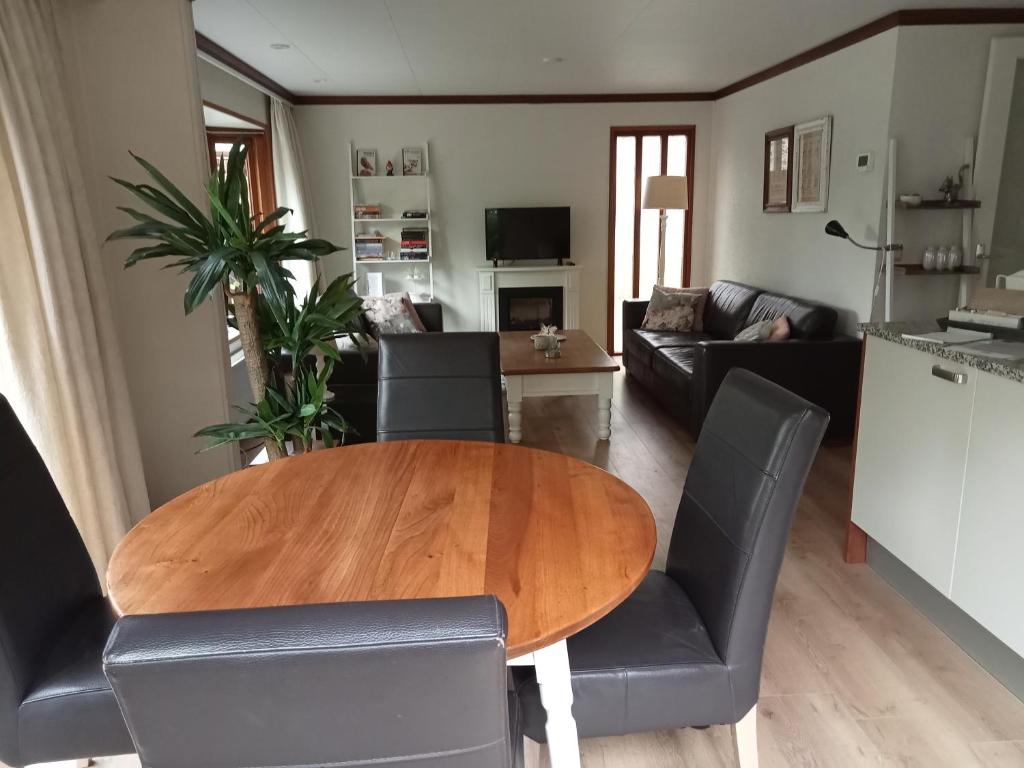 Roodborstje 4 persoonschalet Putten photo 3