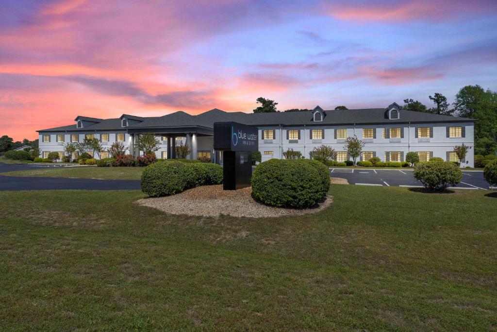 Blue Water Inn & Suites, BW Signature Collection image