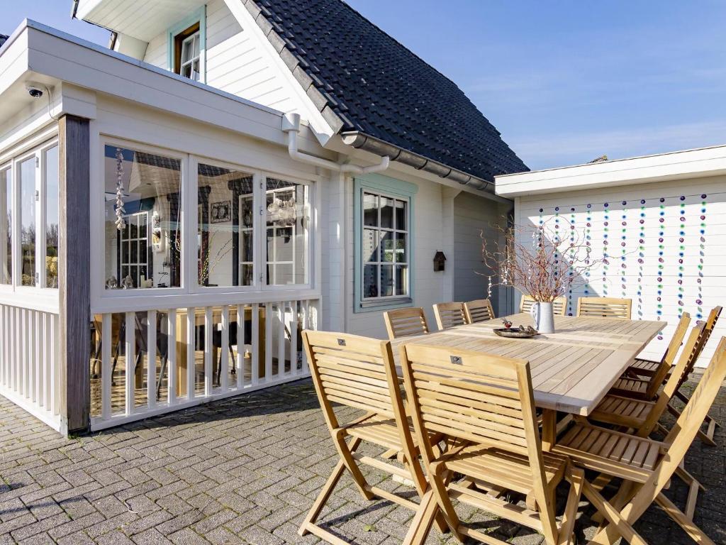 Beautiful holiday home in Kropswolde with private terrace photo 4