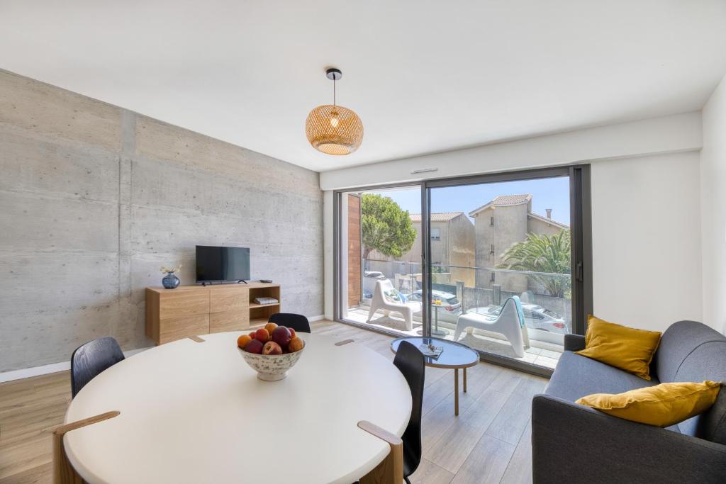 Superbe T2 neuf haut de gamme, climatisé, parking gratuit, 2eme ligne balcon, jardin photo 4