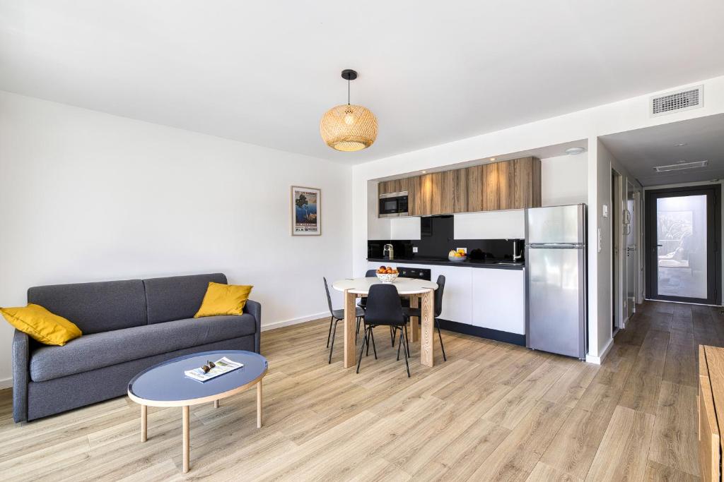 Superbe T2 neuf haut de gamme, climatisé, parking gratuit, 2eme ligne balcon, jardin photo 3