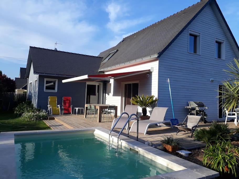 Maison en bois avec piscine à 1000 m des plages.