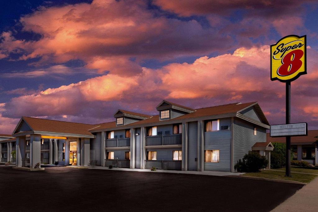 Super 8 by Wyndham La Crosse image